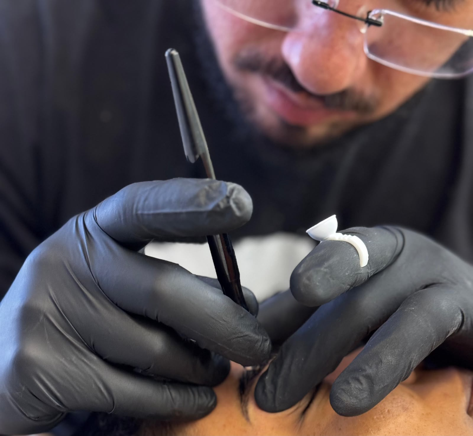 Procedimento de micropigmentação fio a fio